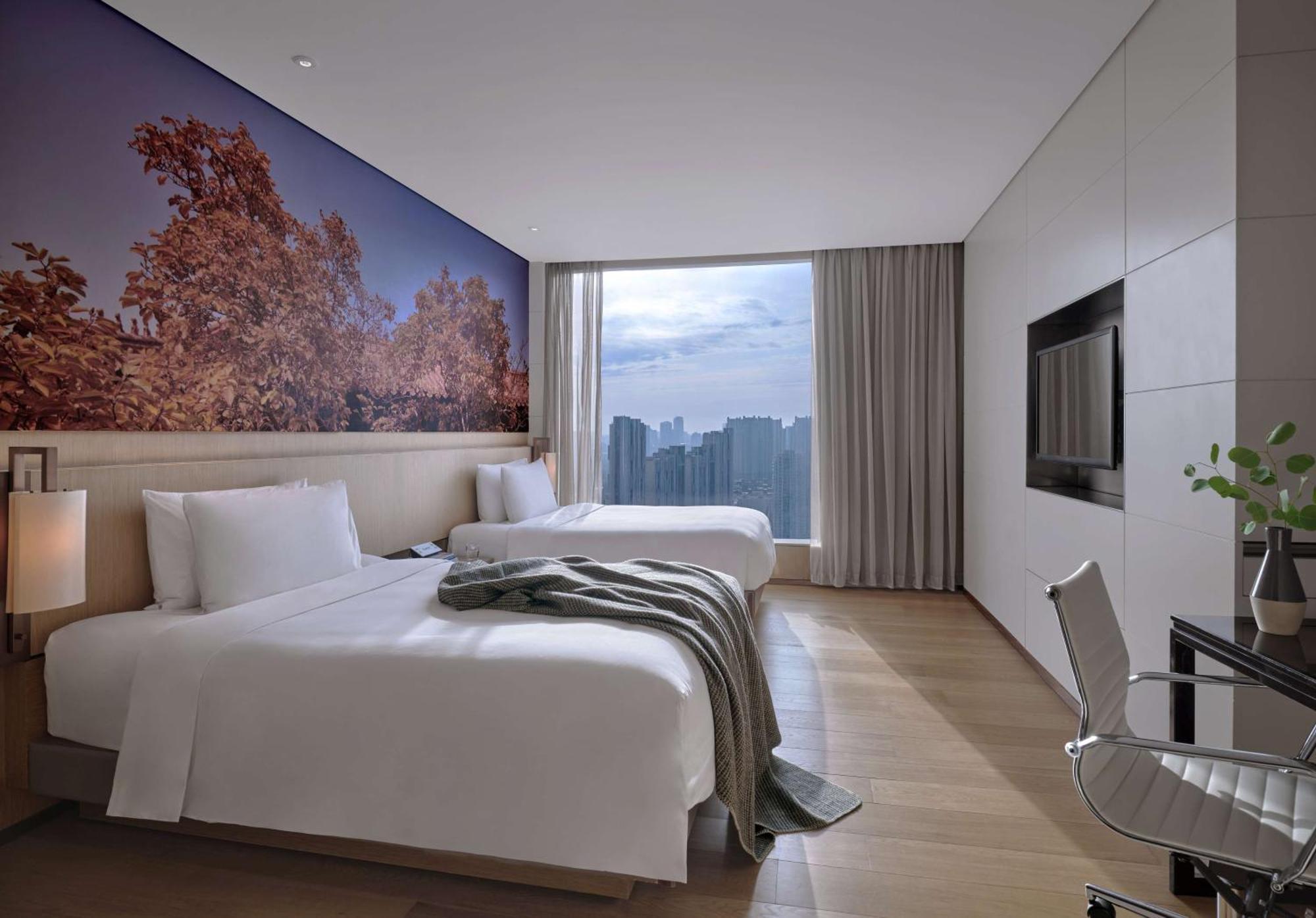 อีสต์ โฮเทล โรงแรม 5*